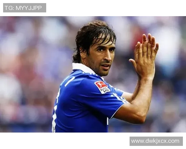 法国足球明星汇聚一堂共同庆祝足球荣耀与友谊的精彩瞬间